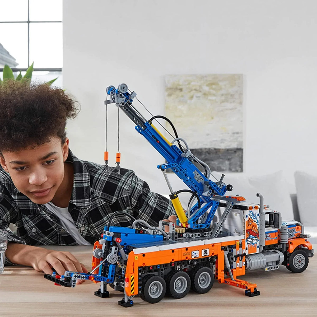Heavy-Duty Tow Truck with Crane E746