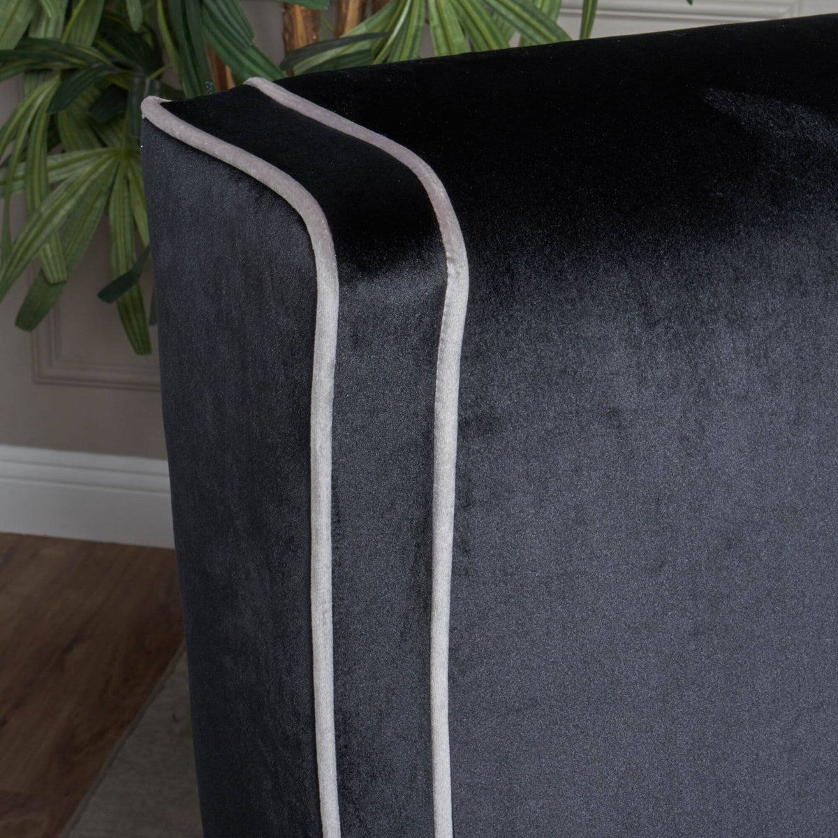 Black Traditional High Winged Back Club Chair K7558