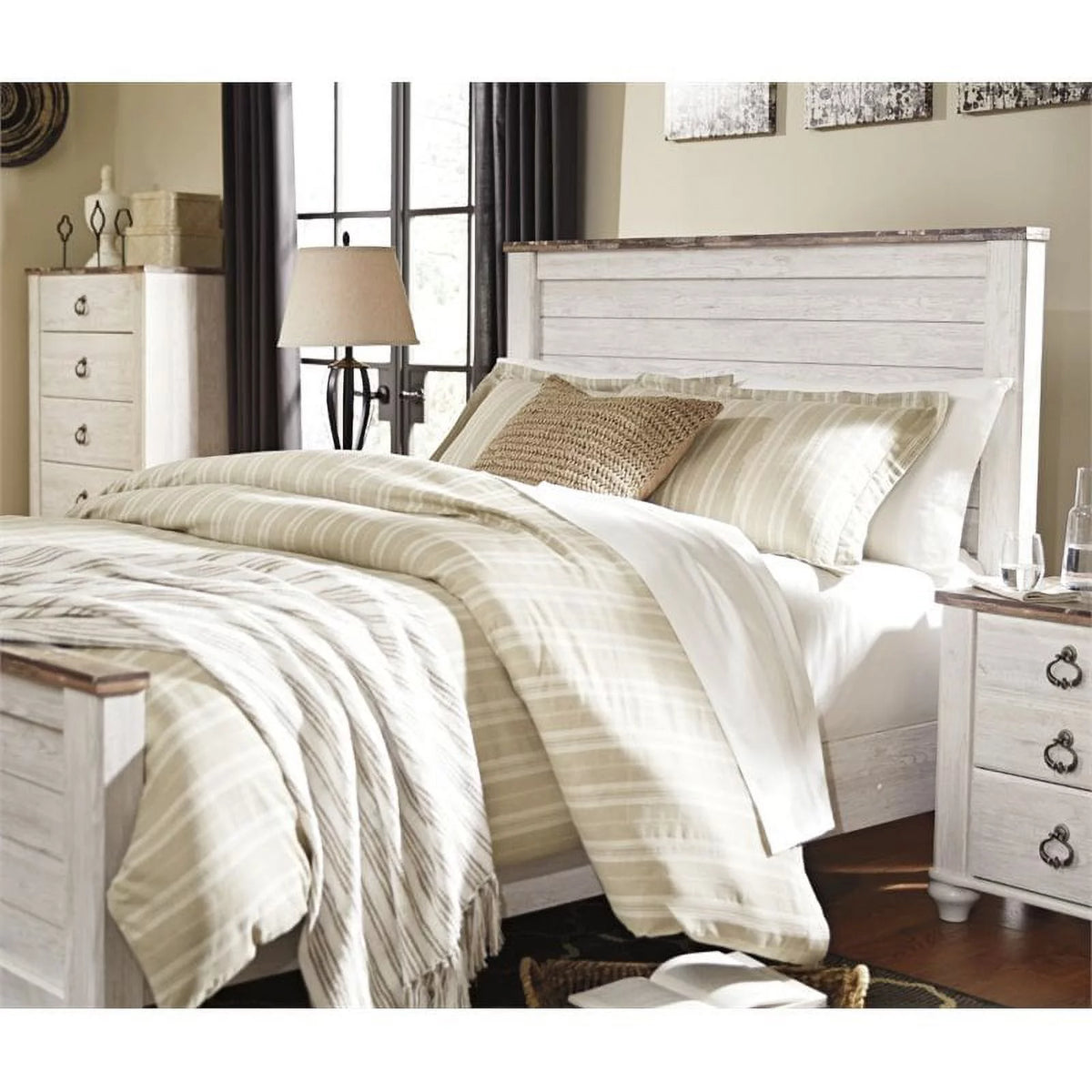 Queen Panel Bed in Whitewash L318